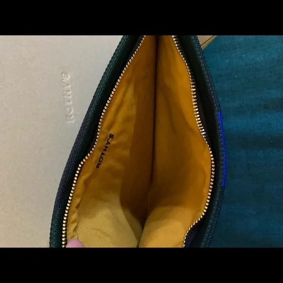 {ROTHY’S} Green Zebra essential pouch NWT *magnets* - Picture 3 of 6